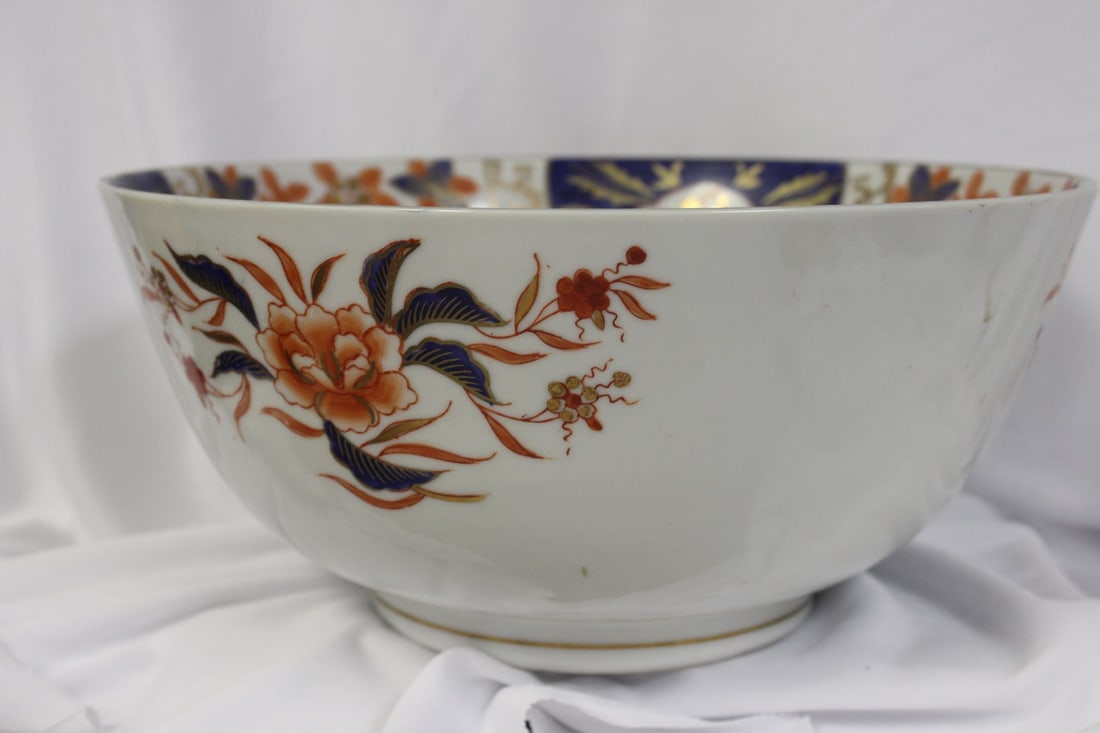 A Large Porcelain Center Bowl - 3