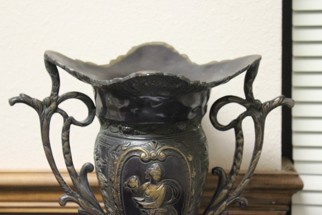 An Art Nouveau Bronze Vase - 2