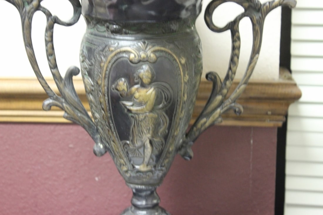 An Art Nouveau Bronze Vase - 3