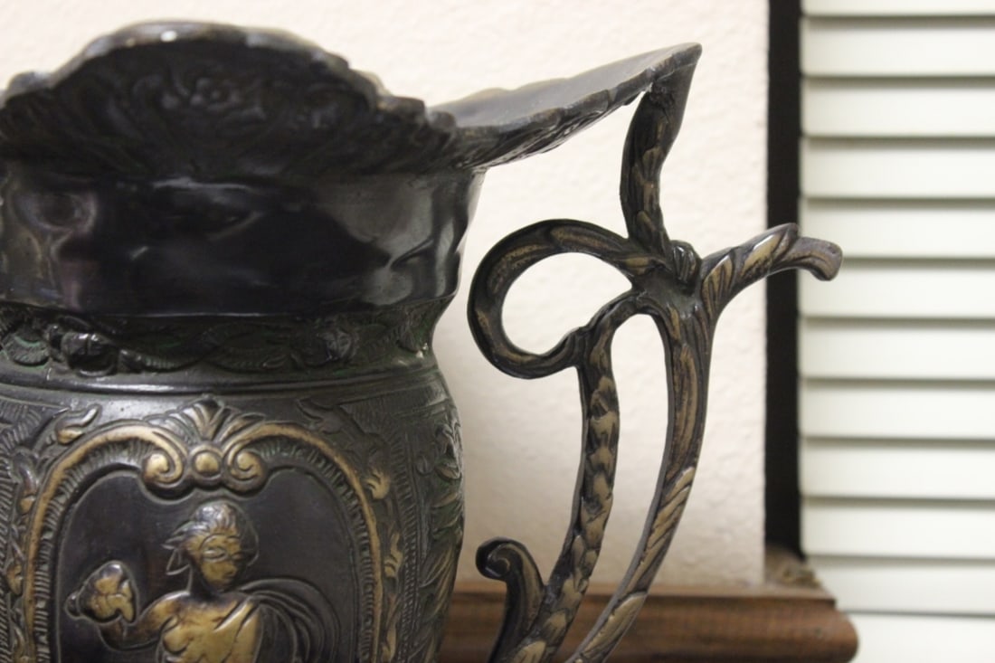 An Art Nouveau Bronze Vase - 7