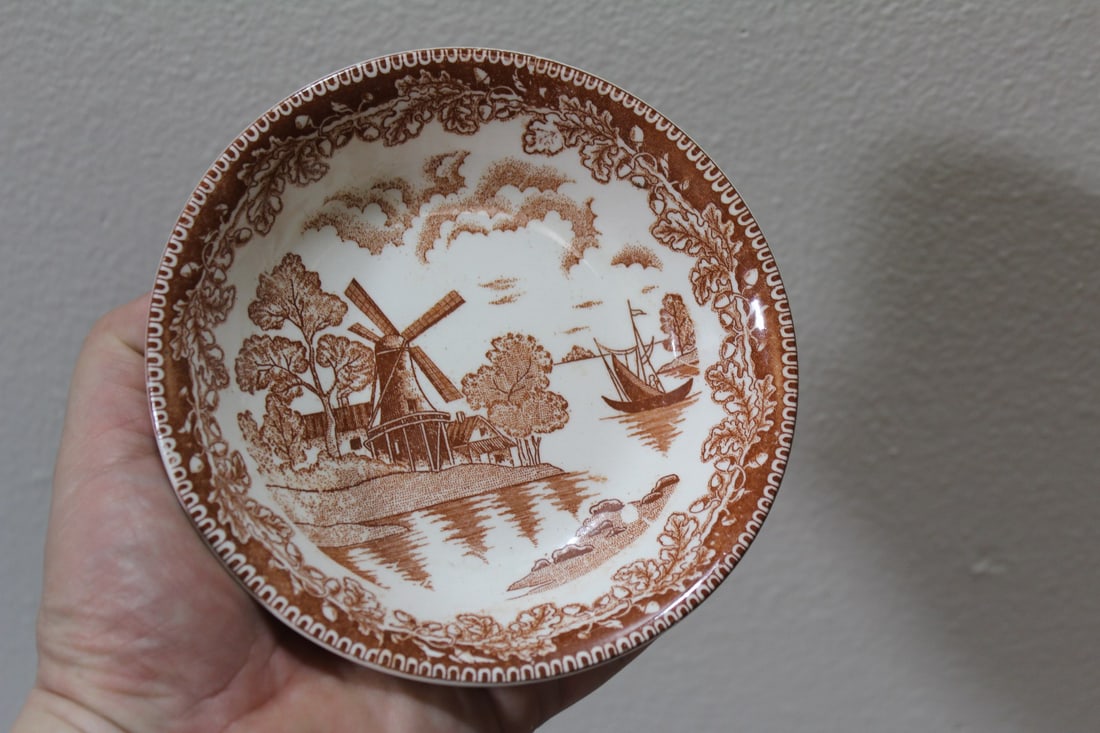 A Vintage Holland Motif Berry Bowl - 2