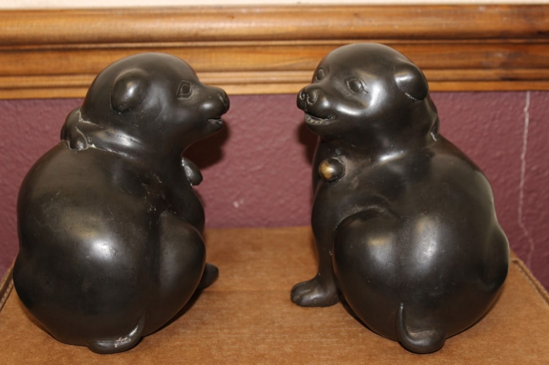 A Pair of Japanese Vintage Bronze Puppies - 2