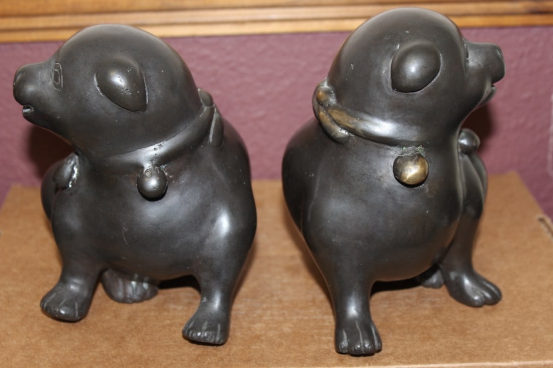 A Pair of Japanese Vintage Bronze Puppies - 4