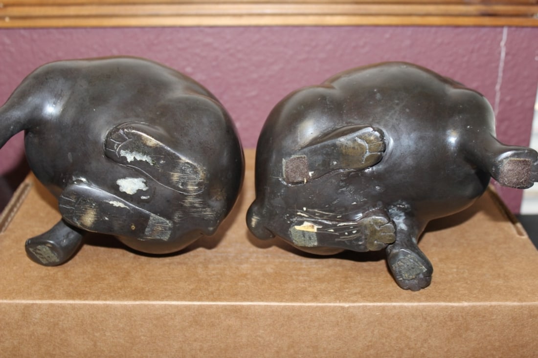 A Pair of Japanese Vintage Bronze Puppies - 5