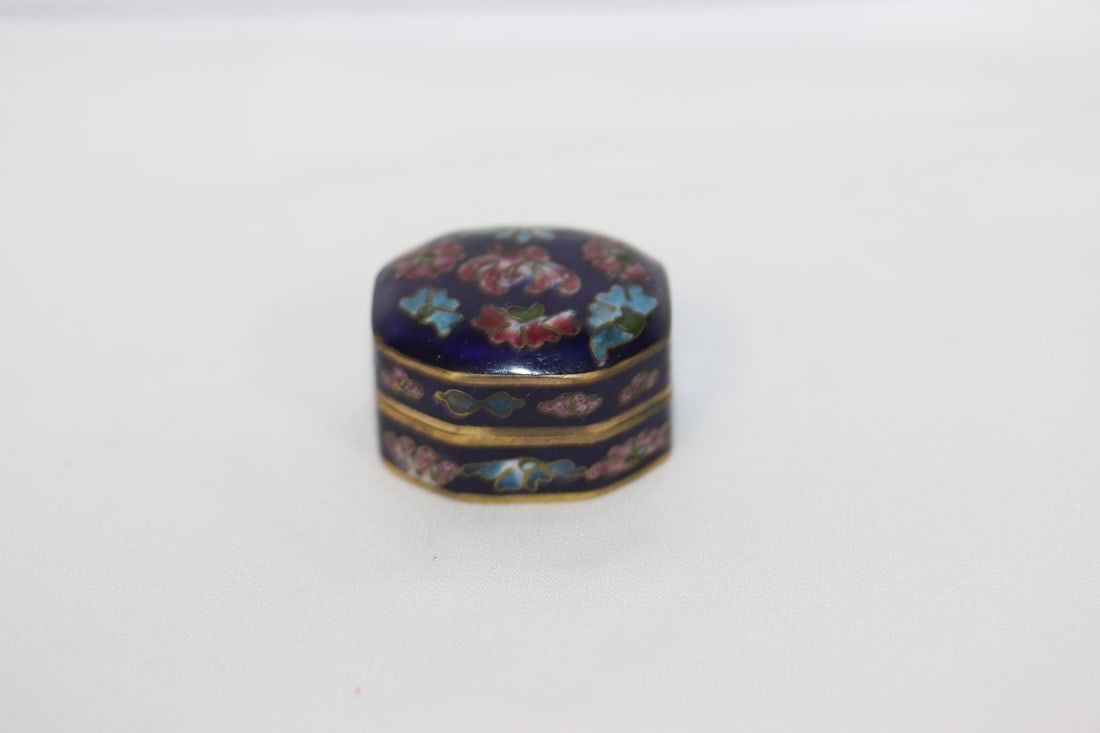 An Enamel Trinket Box: 1 1/4" in length
