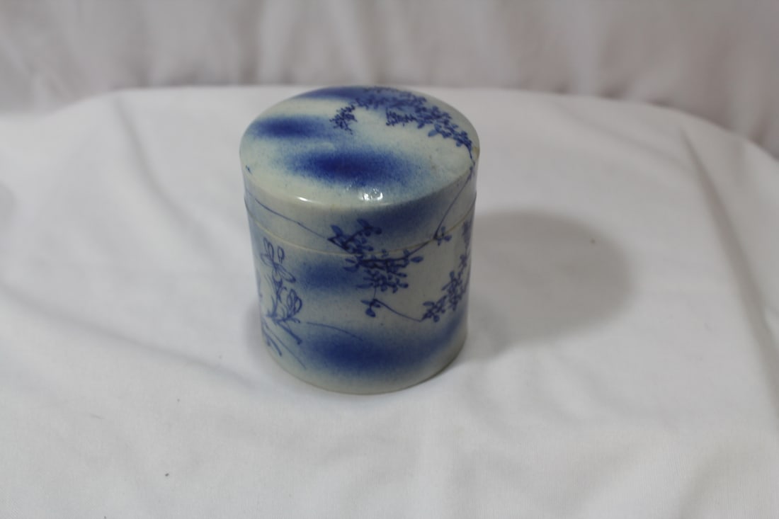 A Vintage Blue and White Cylinder Box - 2