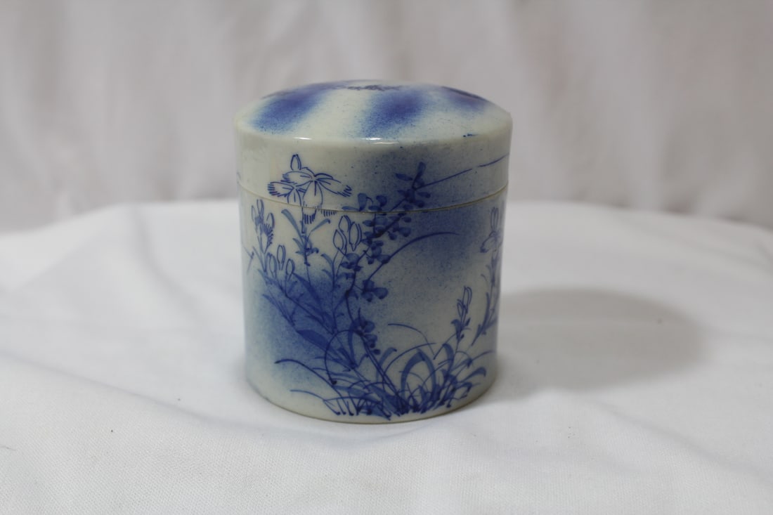 A Vintage Blue and White Cylinder Box - 3