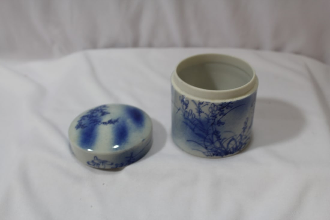 A Vintage Blue and White Cylinder Box - 4