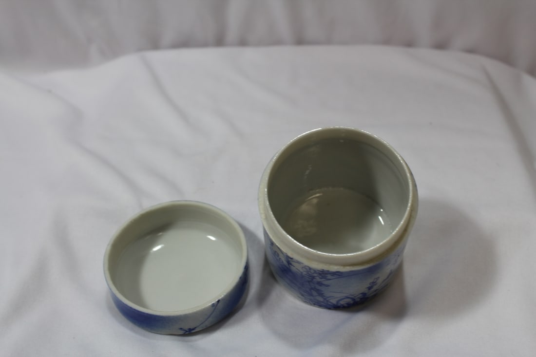 A Vintage Blue and White Cylinder Box - 5