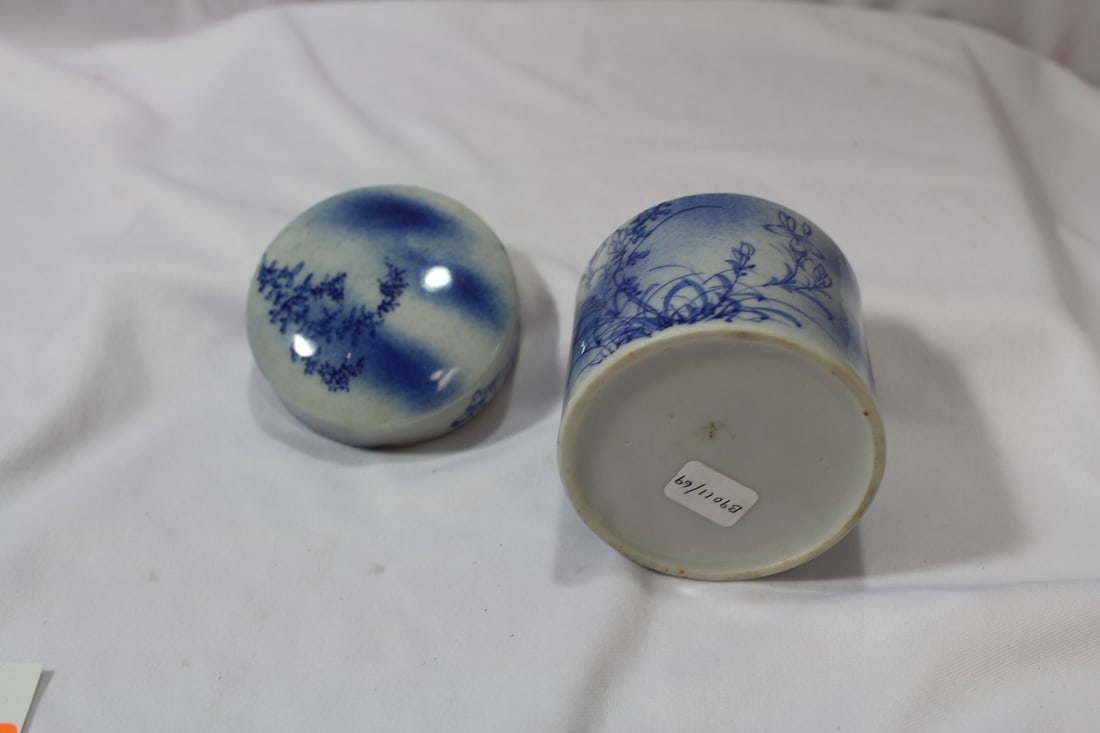 A Vintage Blue and White Cylinder Box - 6