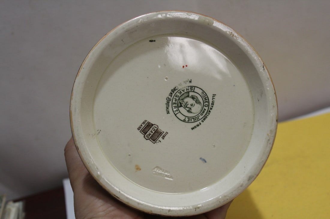 An Antique Ceramic Humidor - 10