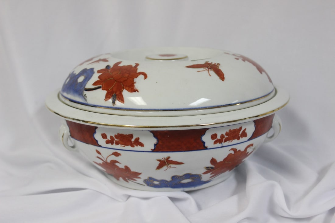 An Oriental Bowl: 9" in diameter - signed