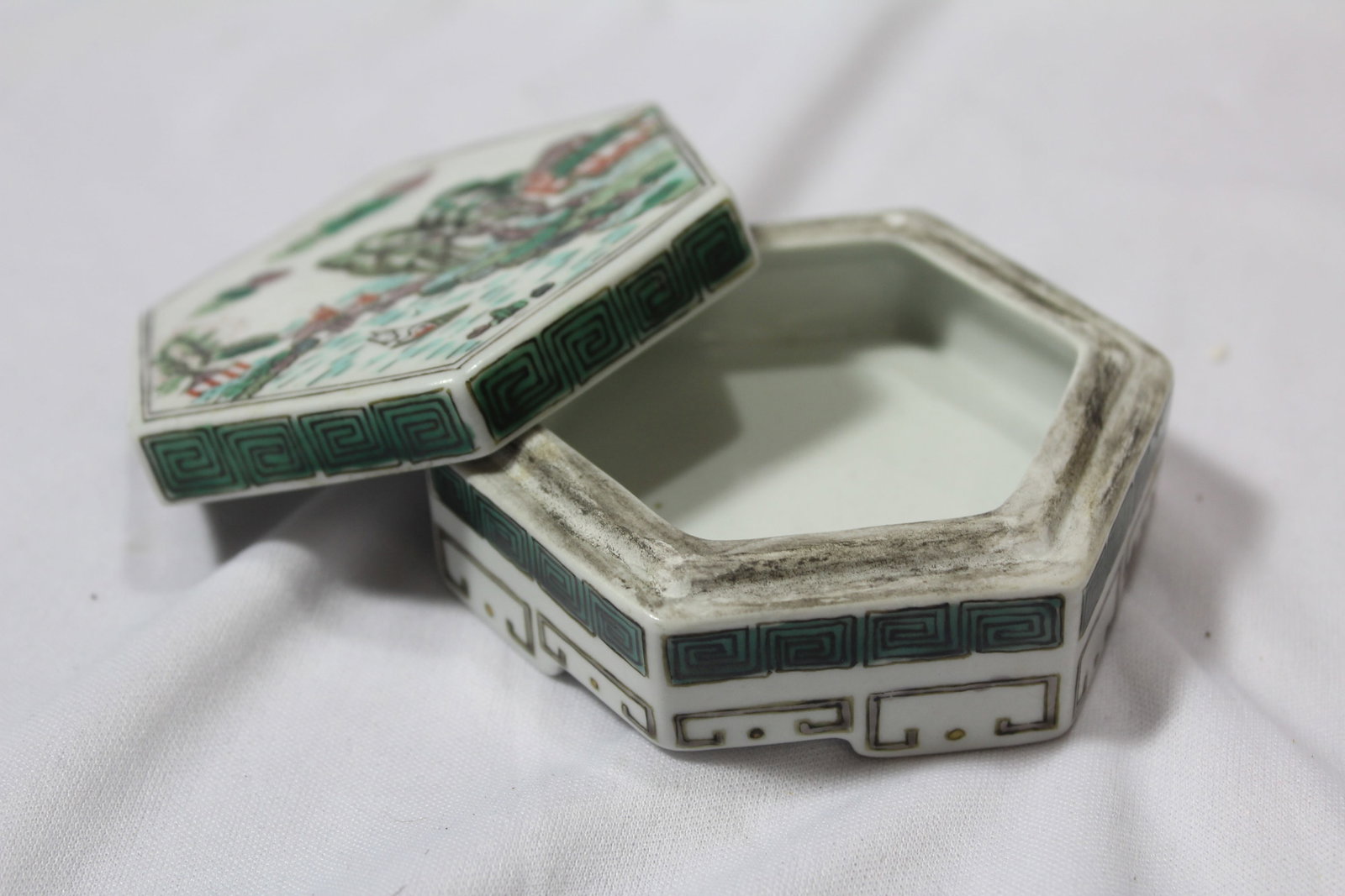 A Vintage Chinese Hexagon Porcelain Box - 3
