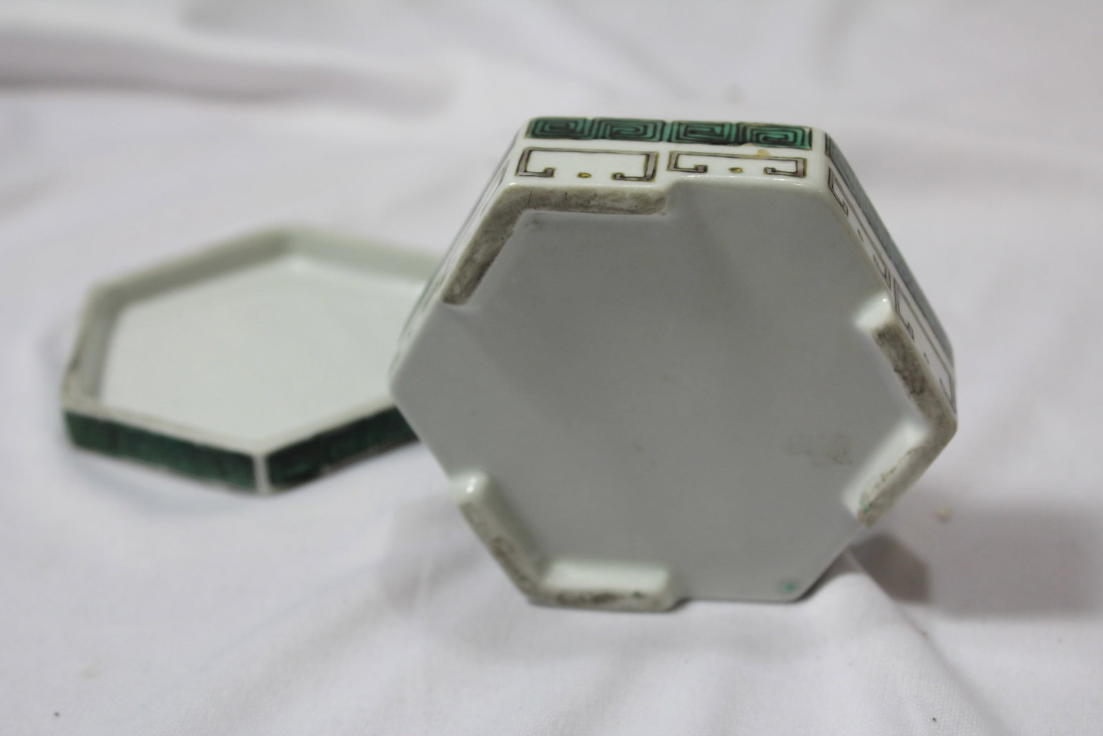 A Vintage Chinese Hexagon Porcelain Box - 4