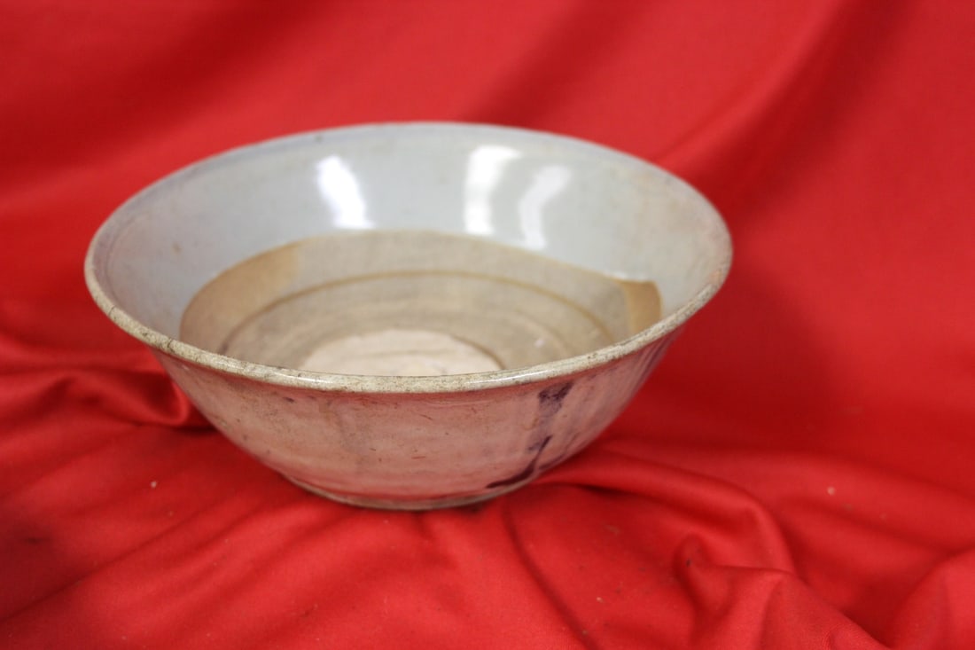 An Antique Chinese Shipwreck Bowl: Probably 18th or 19th century - 7 1/2" in diameter