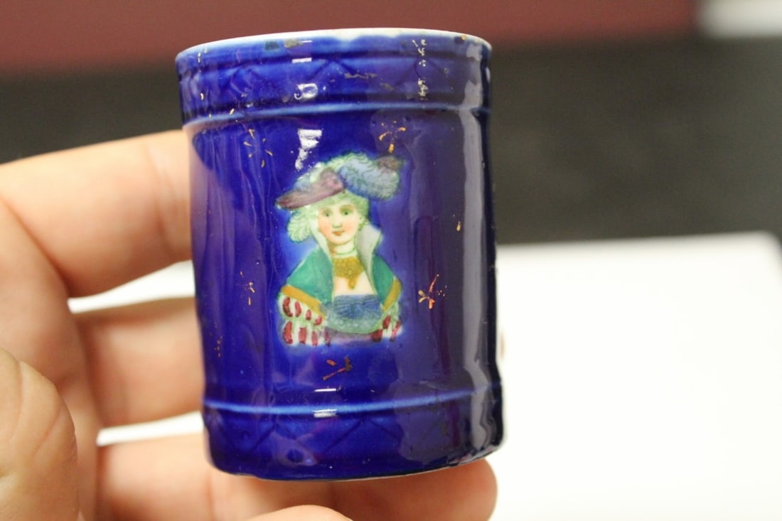 A Hand Painted Porcelain Figerual Cup - 5