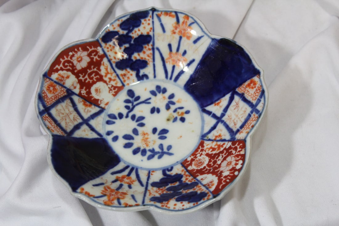 An Antique Japanese Imari Bowl: 19th century - please note: hairline and small underchip - 5 7/8" in diameter