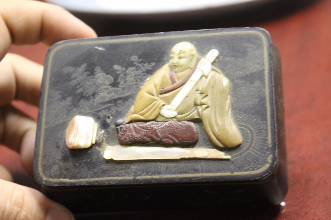 A Chinese/Japanese Lacquer Box: please note: losses - 4" across