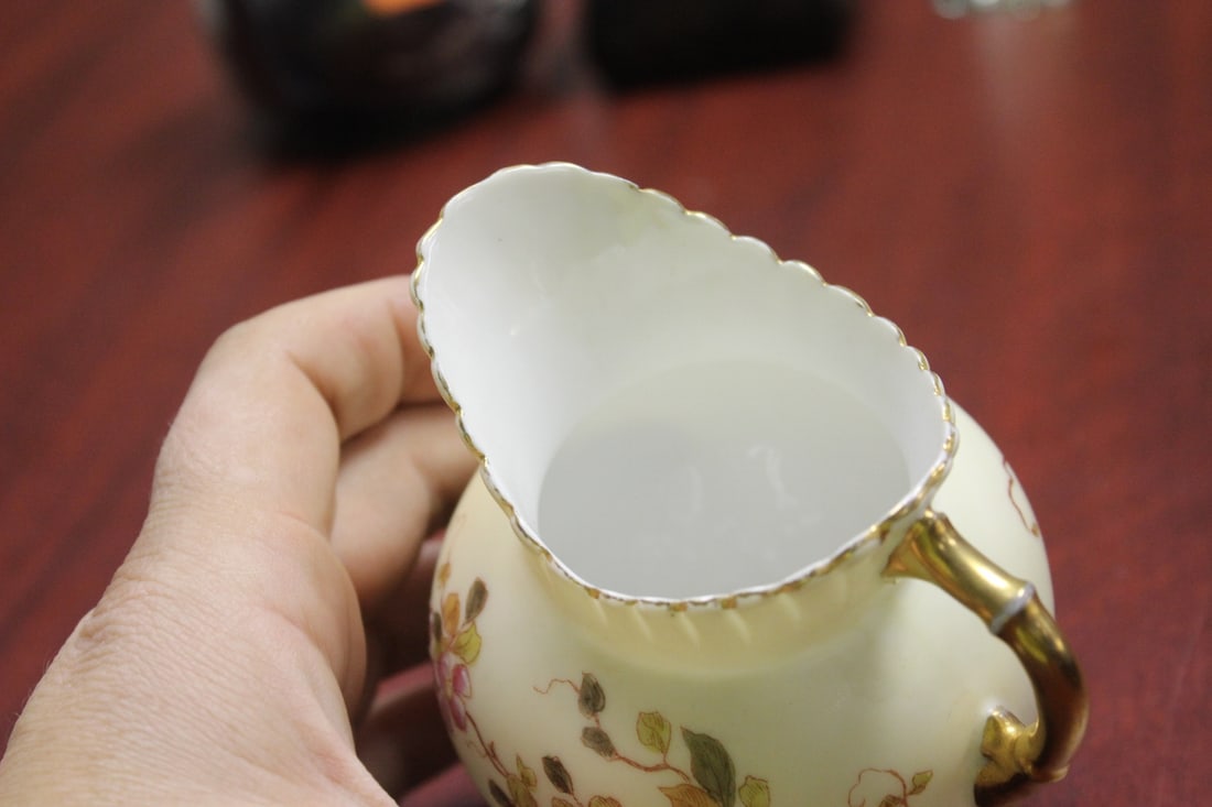 An Antique Rudolstadt Porcelain Creamer - 2