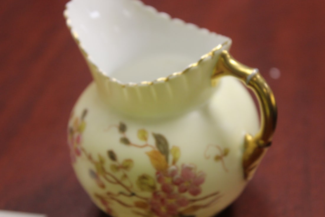 An Antique Rudolstadt Porcelain Creamer - 4
