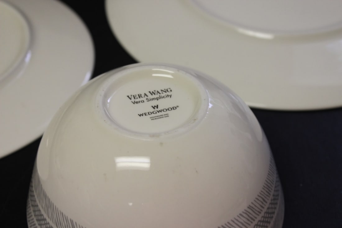 A Vera Wang Wedgwood Plate Set - 5