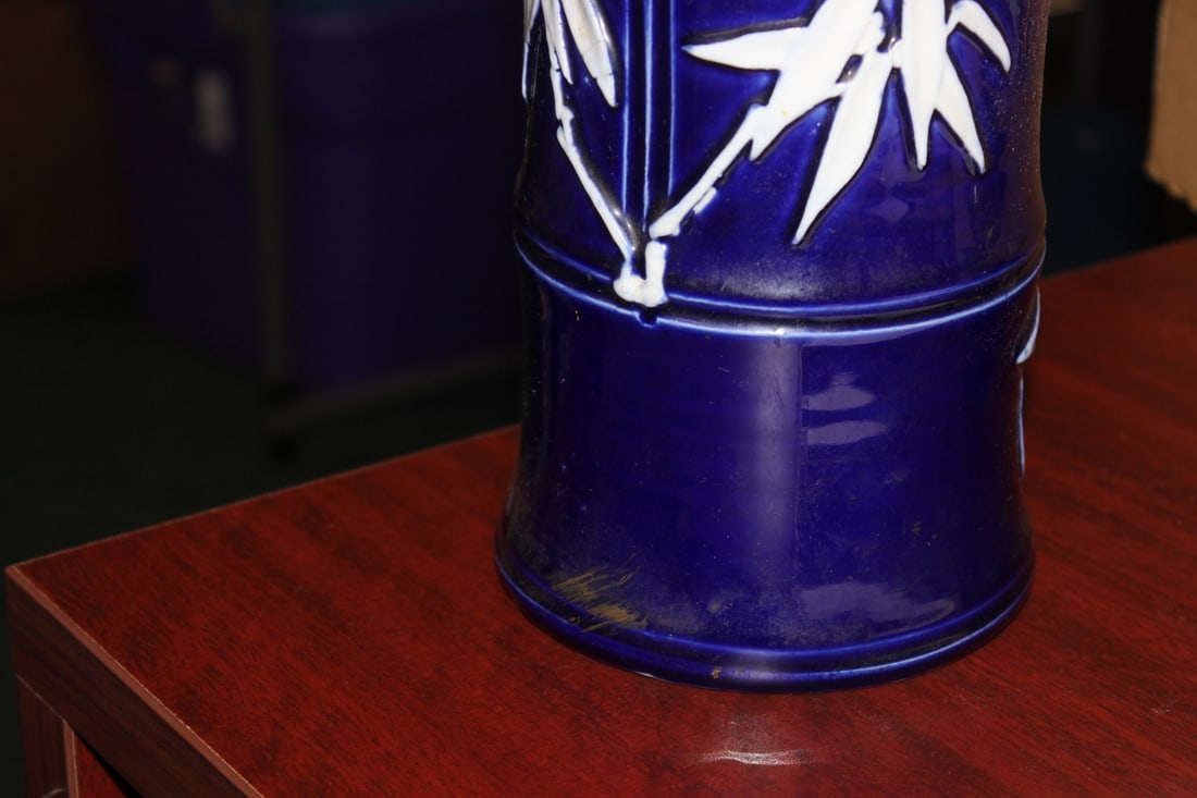A Chinese/Japanese/Asian Porcelain Cylinder Vase - 7