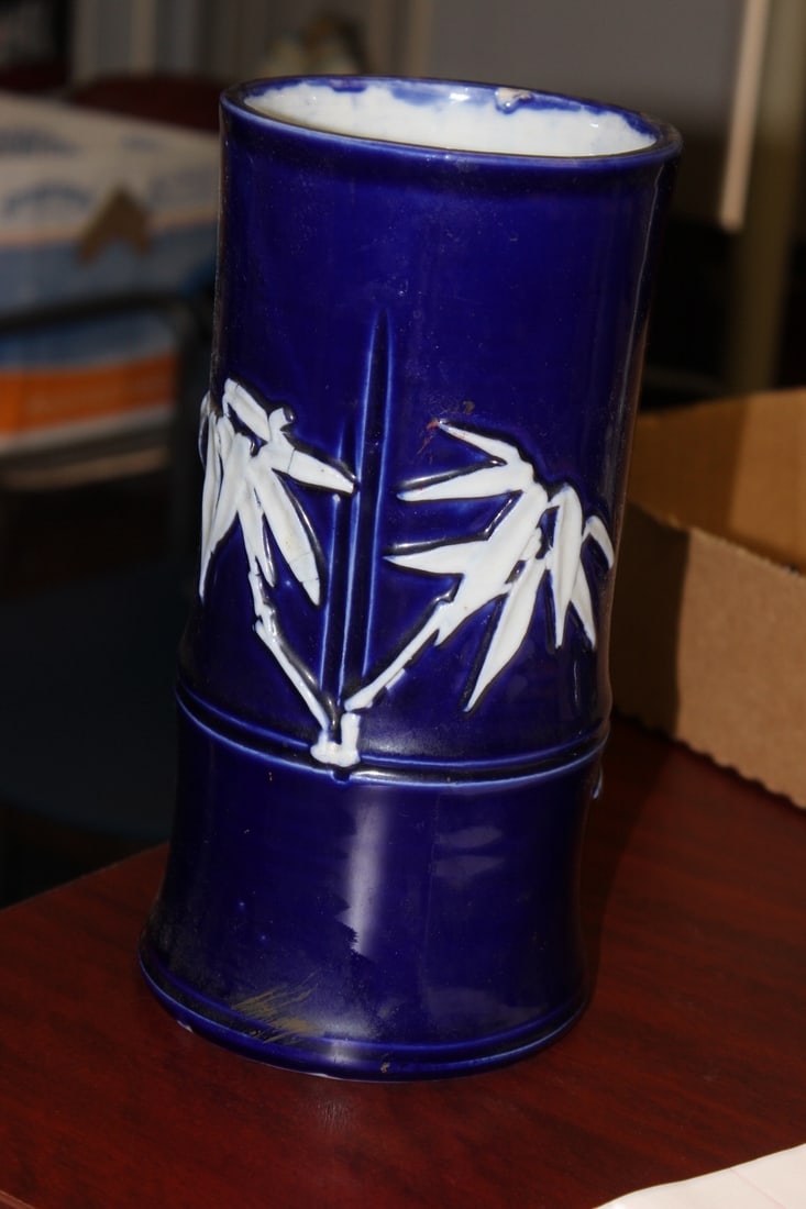 A Chinese/Japanese/Asian Porcelain Cylinder Vase - 9