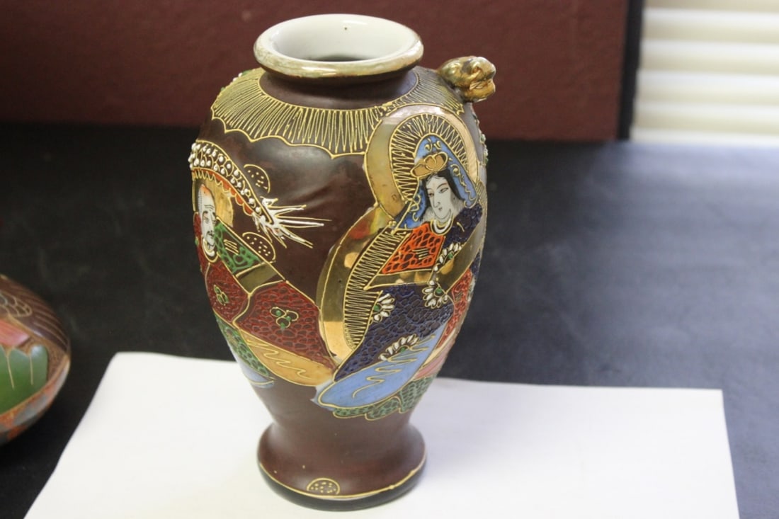 A Kutani Dragon Vase: 7 3/4" tall