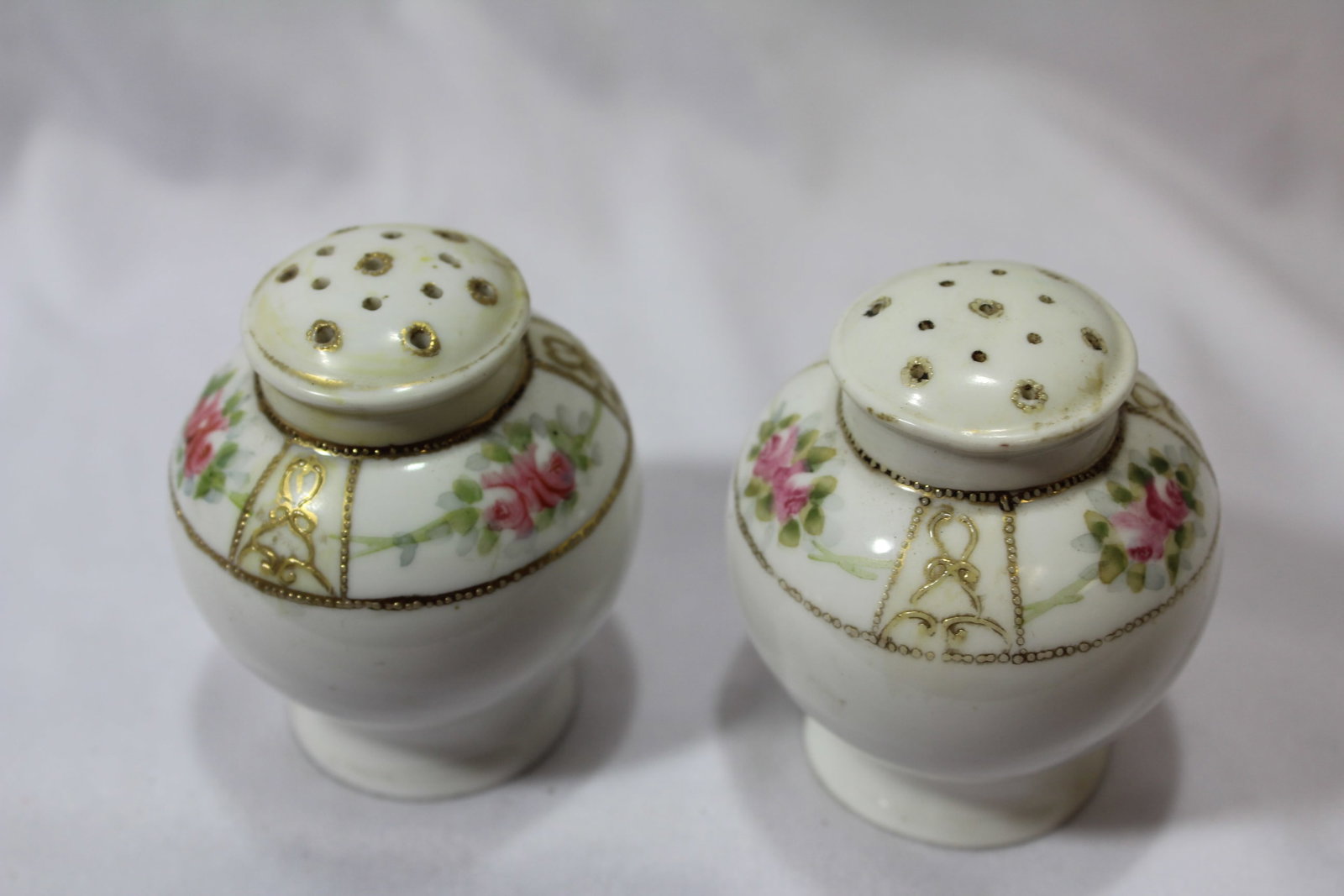 A Pair of Vintage Salt and Pepper Shakers - 2