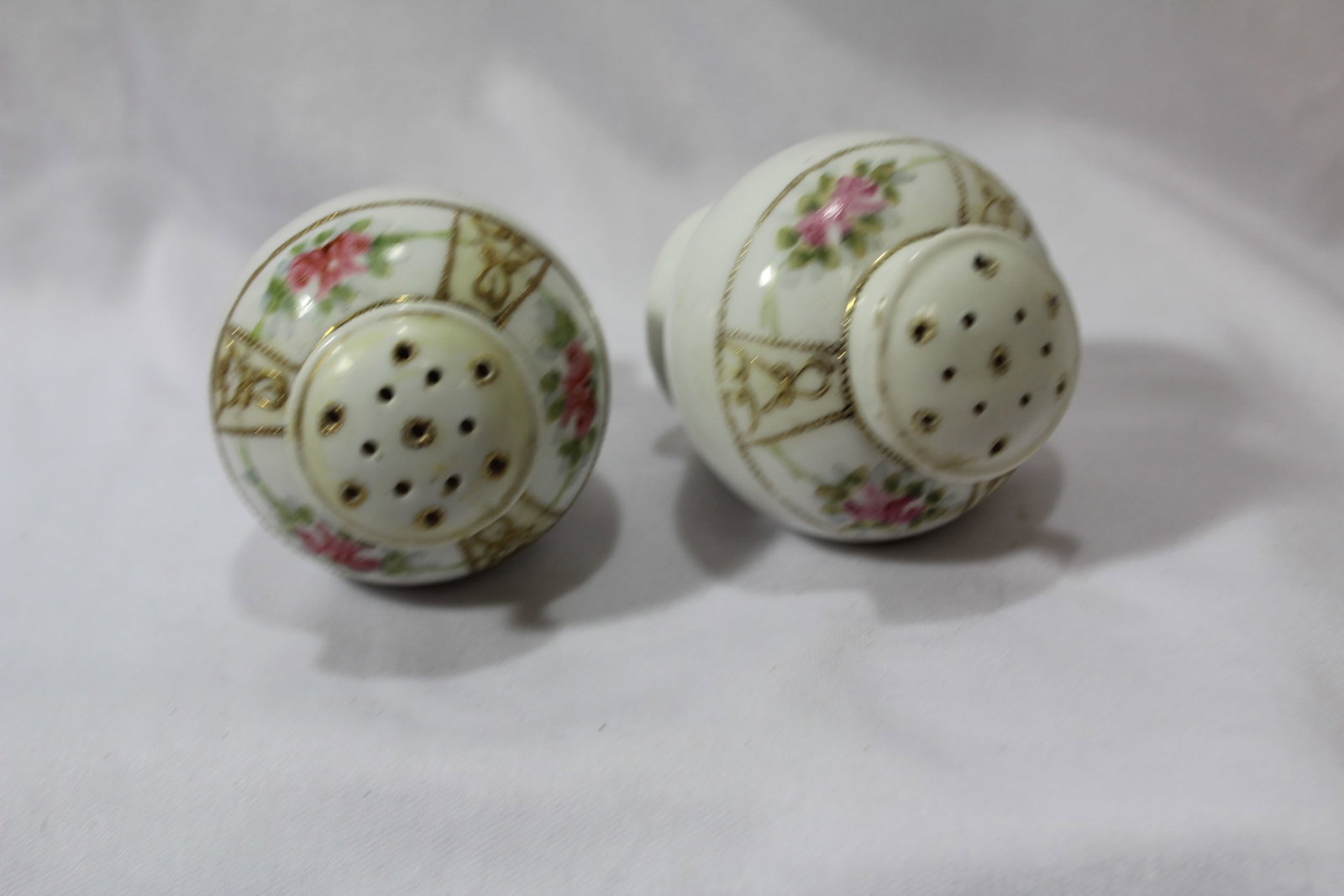 A Pair of Vintage Salt and Pepper Shakers - 3