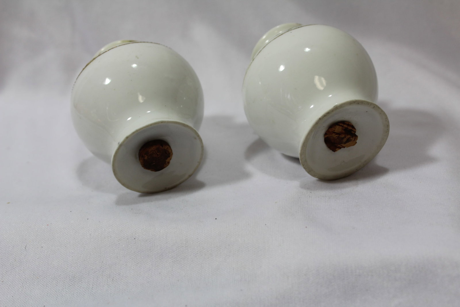 A Pair of Vintage Salt and Pepper Shakers - 4