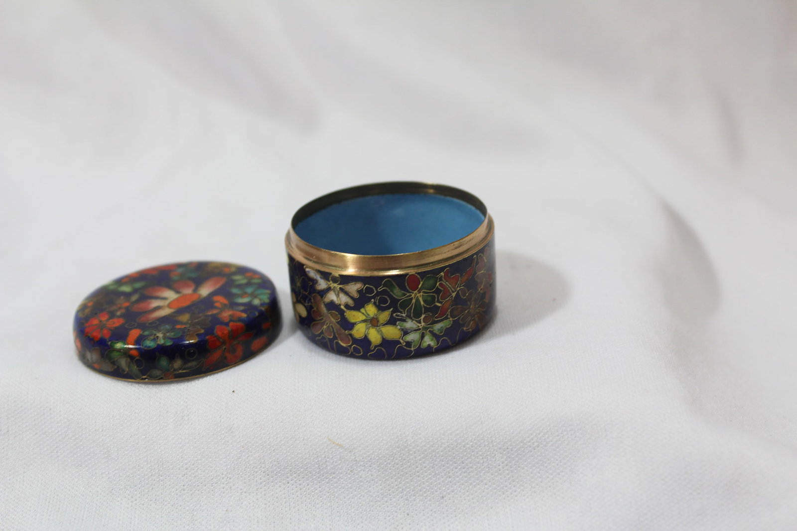 A Chinese Cloisonne Trinket/Pill Box - 3
