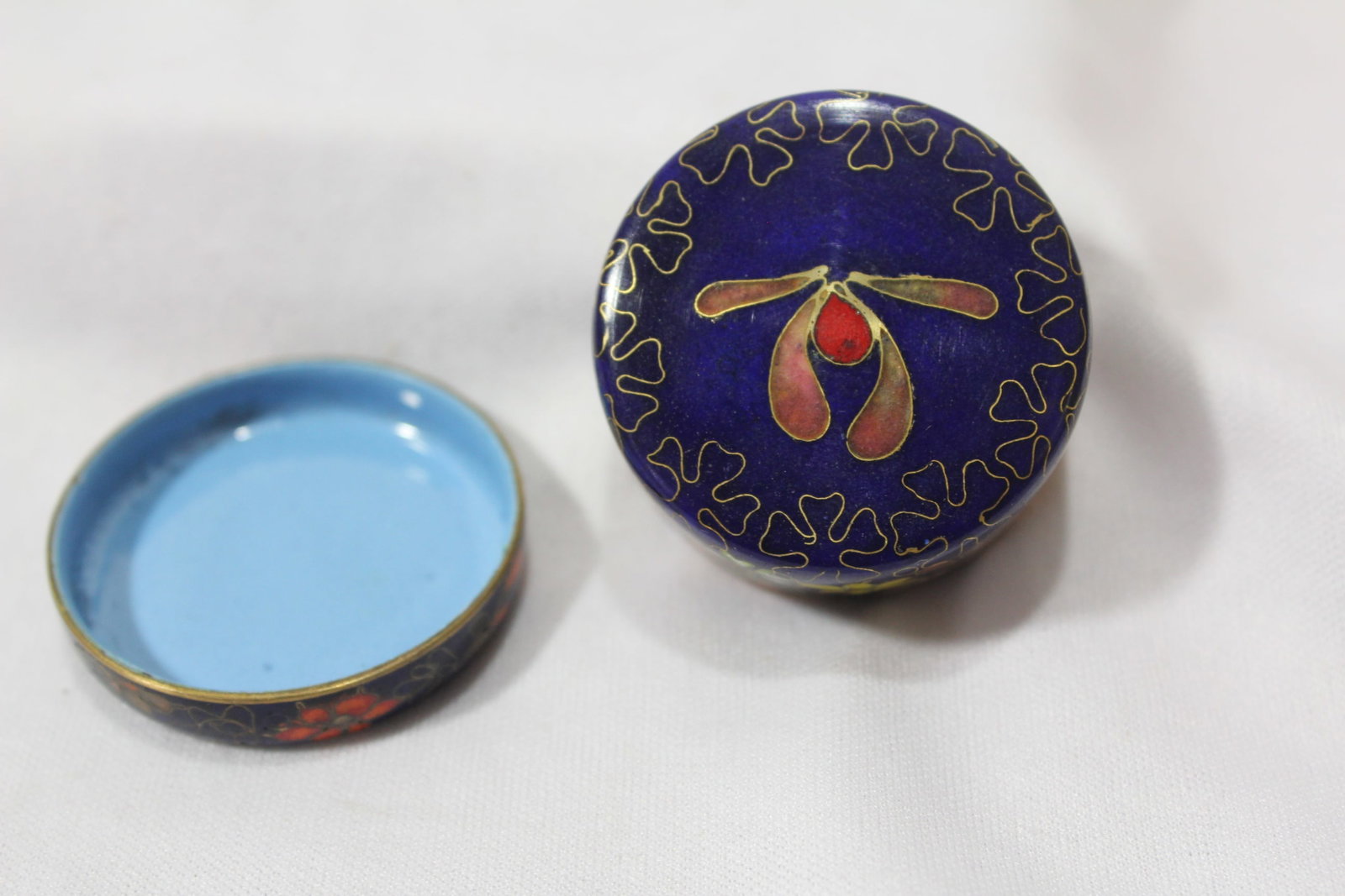 A Chinese Cloisonne Trinket/Pill Box - 5