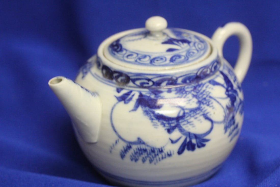 An Antique Chinese Blue and White Teapot - 4