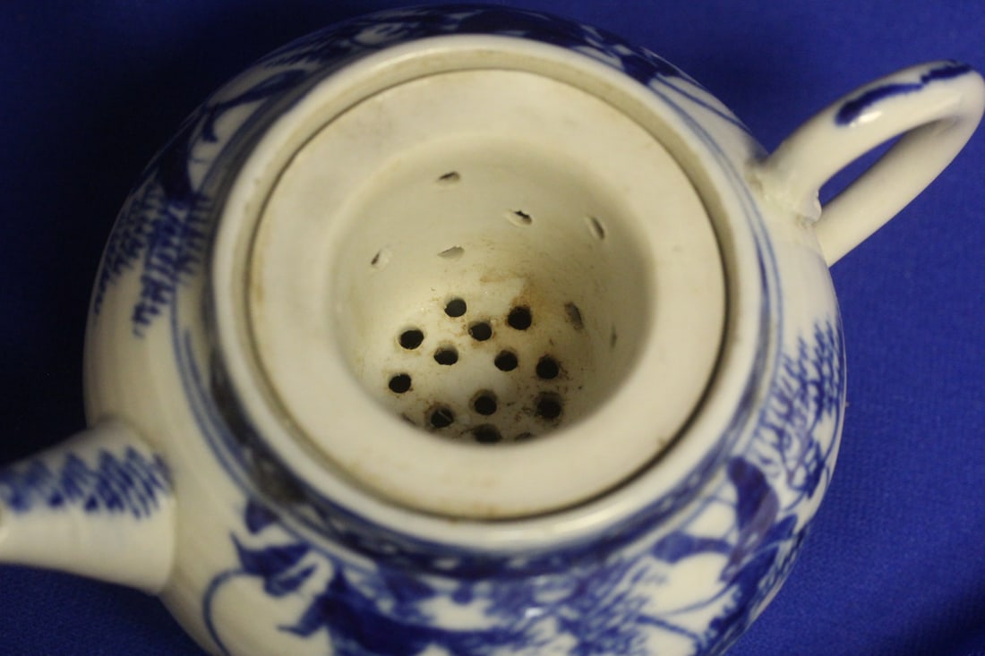 An Antique Chinese Blue and White Teapot - 7