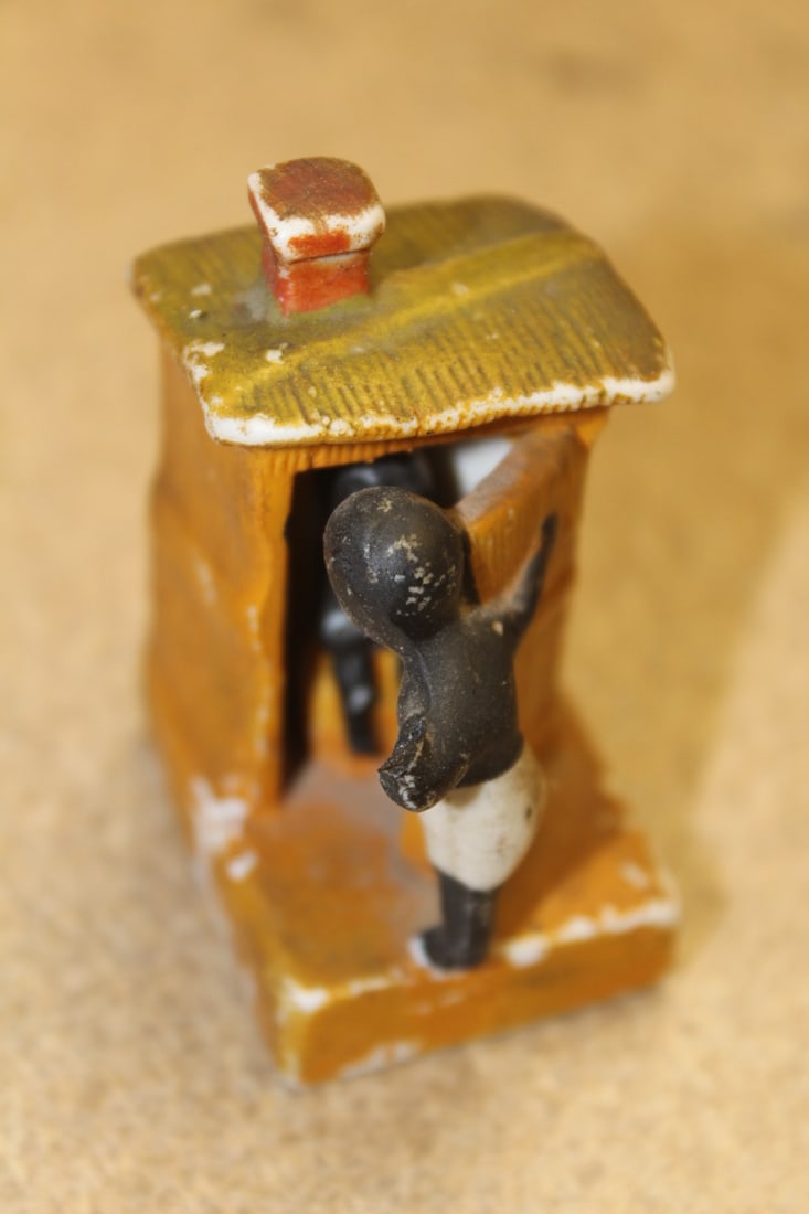 Black Americana Collectible: ceramic - very rare outhouse toilet motief - 2 1/2" tall