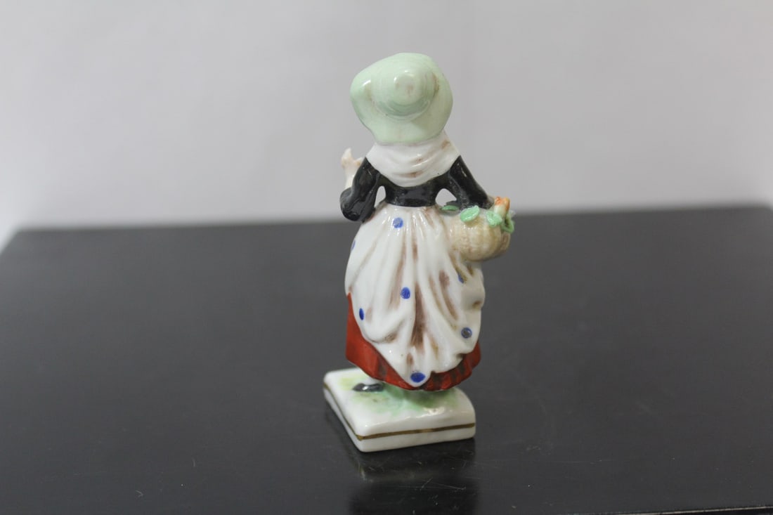 An Antique Dresden Ceramic Figurine - 3