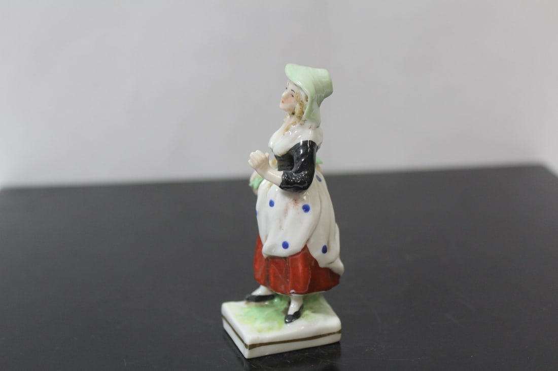 An Antique Dresden Ceramic Figurine - 4