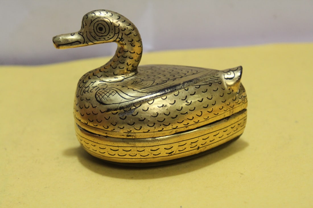 An Antique Gold Gilted on Lacquer Small Duck Box - 3