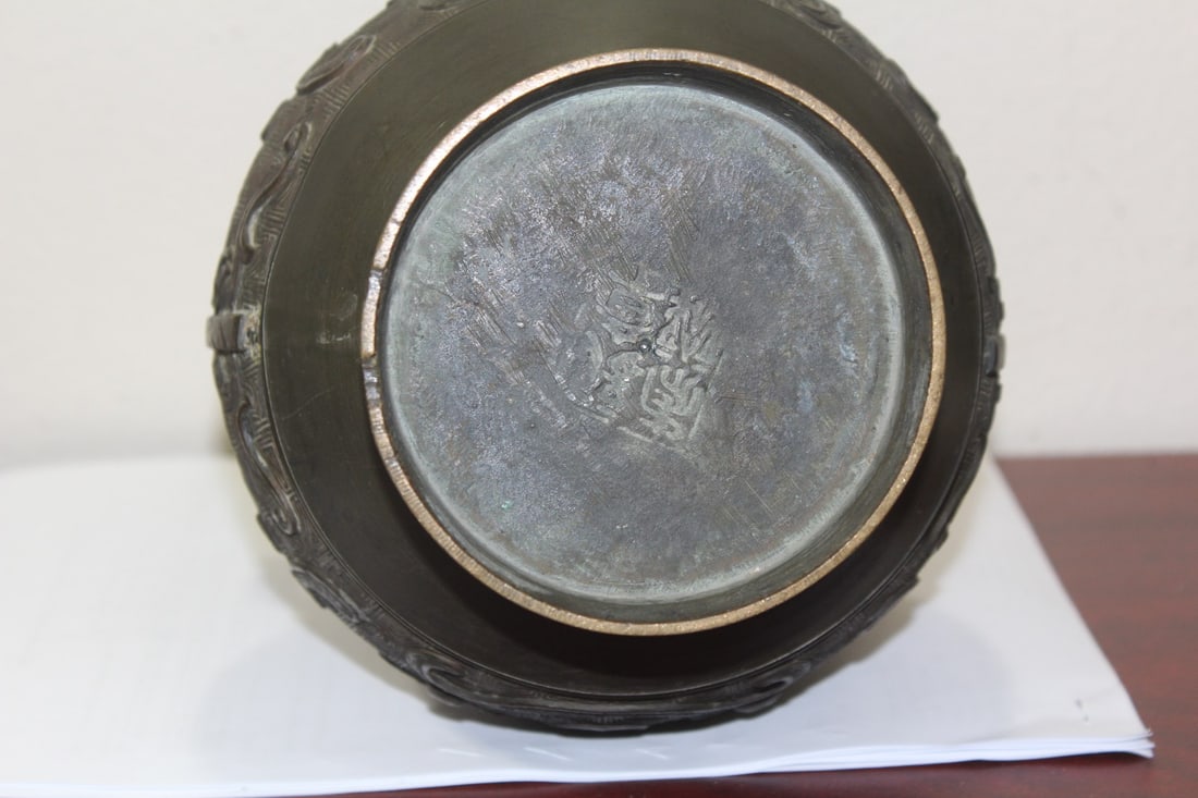 An Antique Chinese Bronze Urn - 10