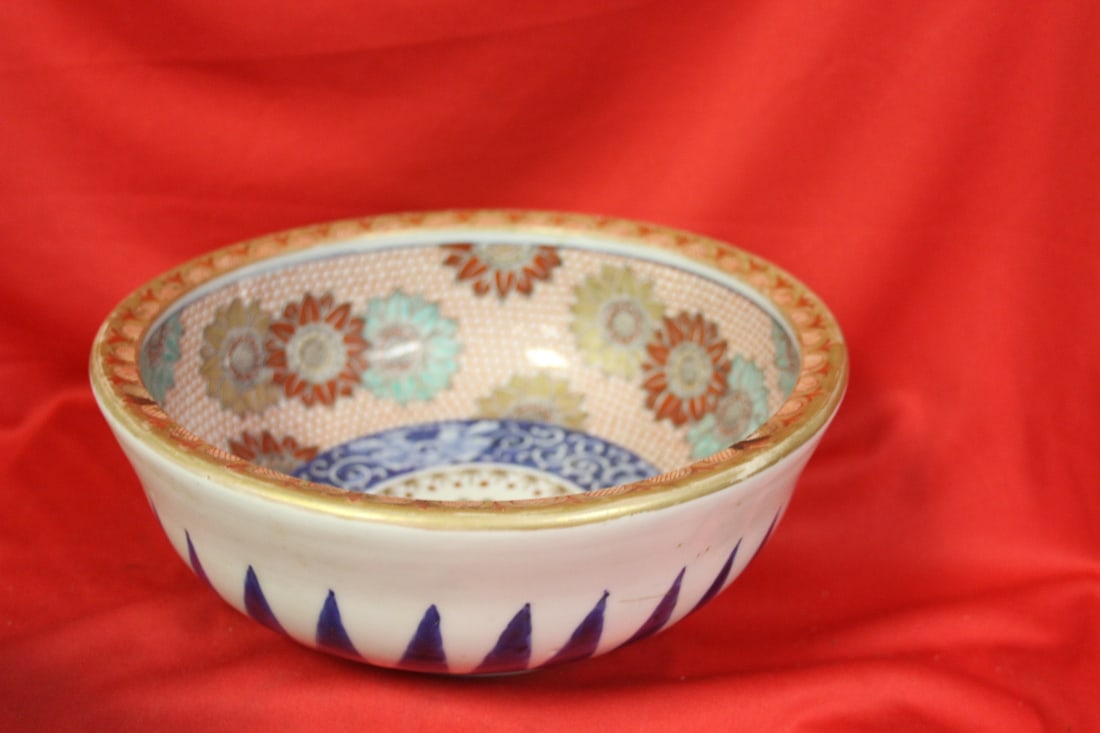 An Antique Imari Bowl: Beautiful design - 19th century - Japanese - 9 3/4" in diameter