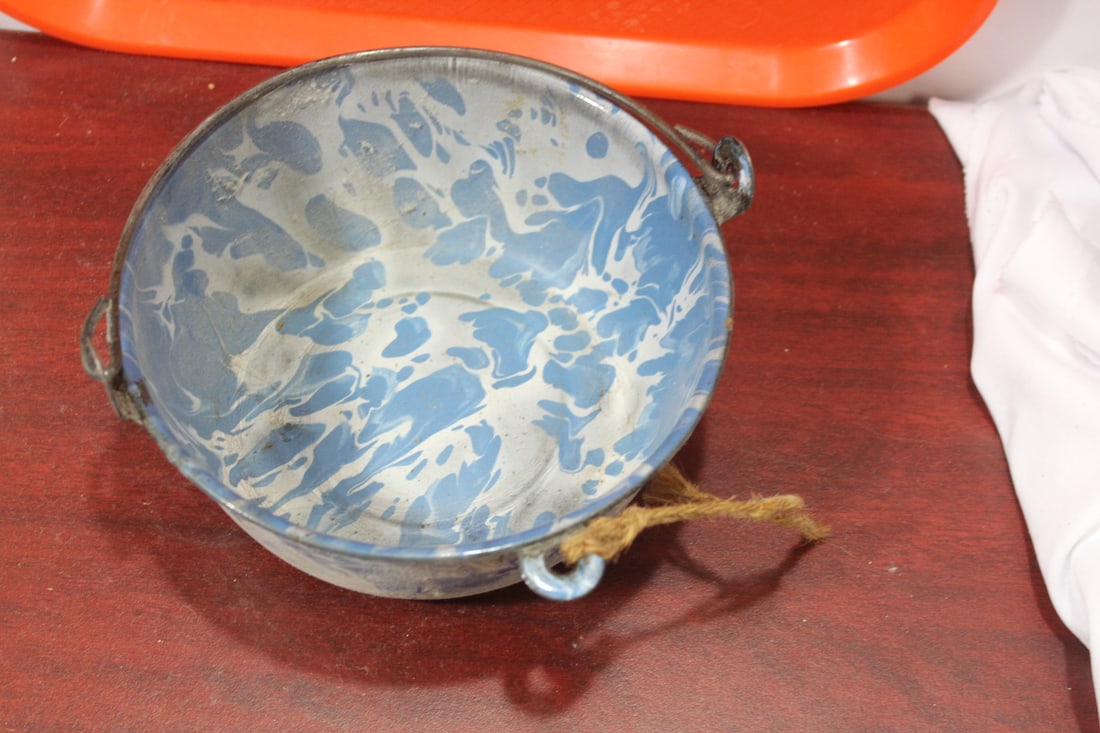 An Enamel Farmhouse Child's Bucket - 2