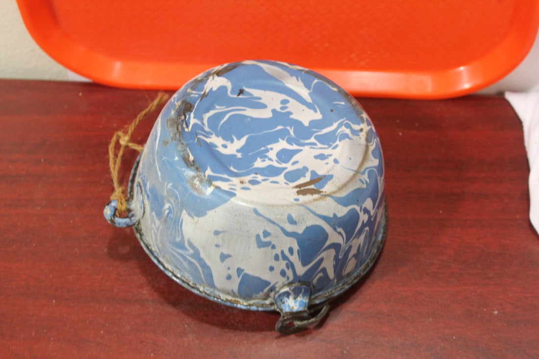 An Enamel Farmhouse Child's Bucket - 4
