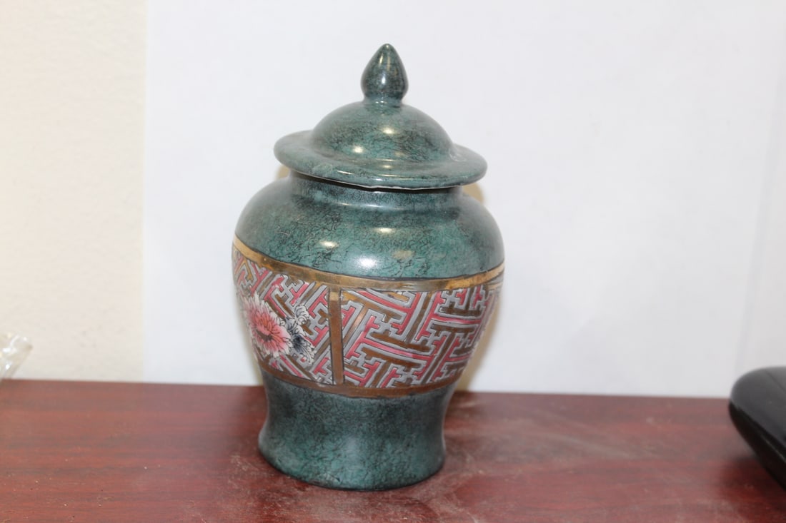 A Decorative Oriental Ceramic Jar - 4