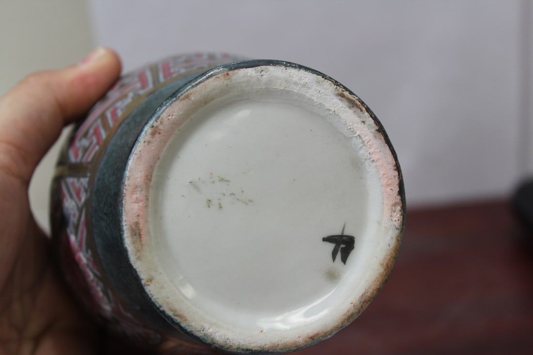A Decorative Oriental Ceramic Jar - 7