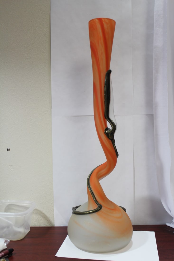 A Twisted Artglass Vase - 2