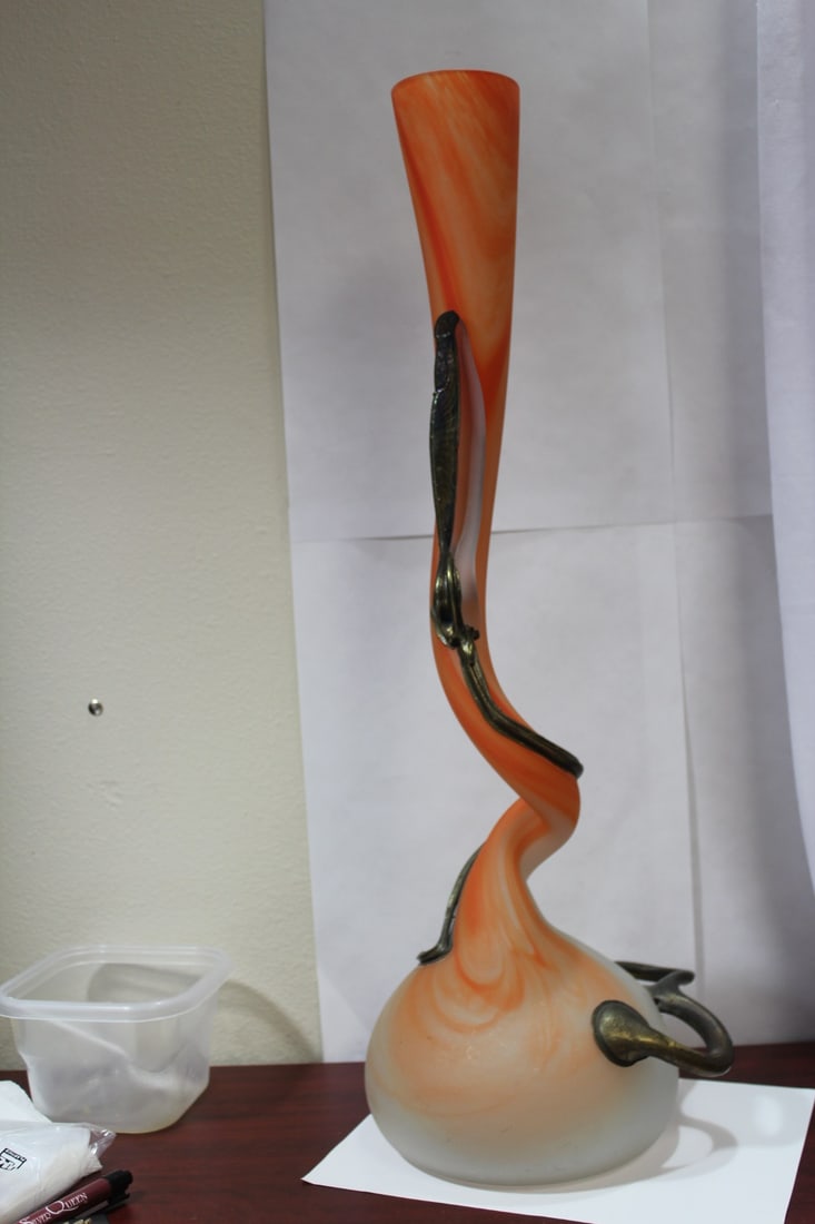 A Twisted Artglass Vase - 3