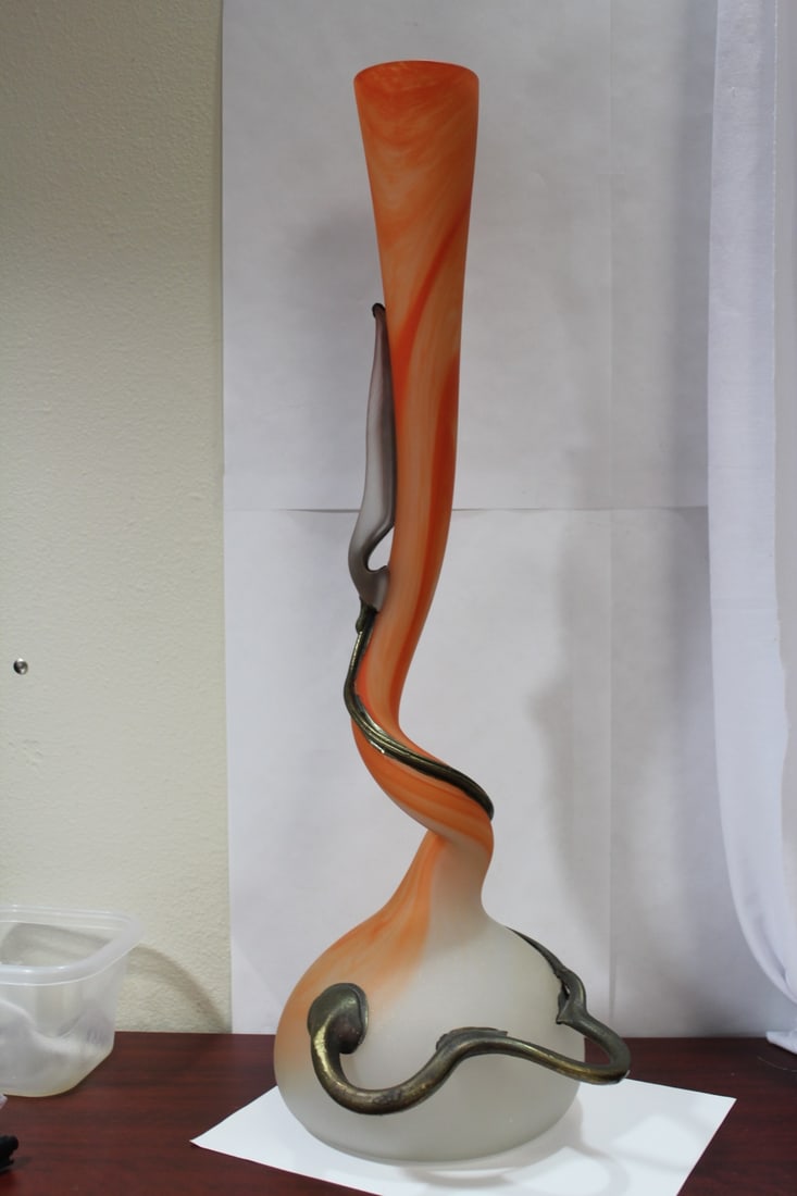 A Twisted Artglass Vase - 4