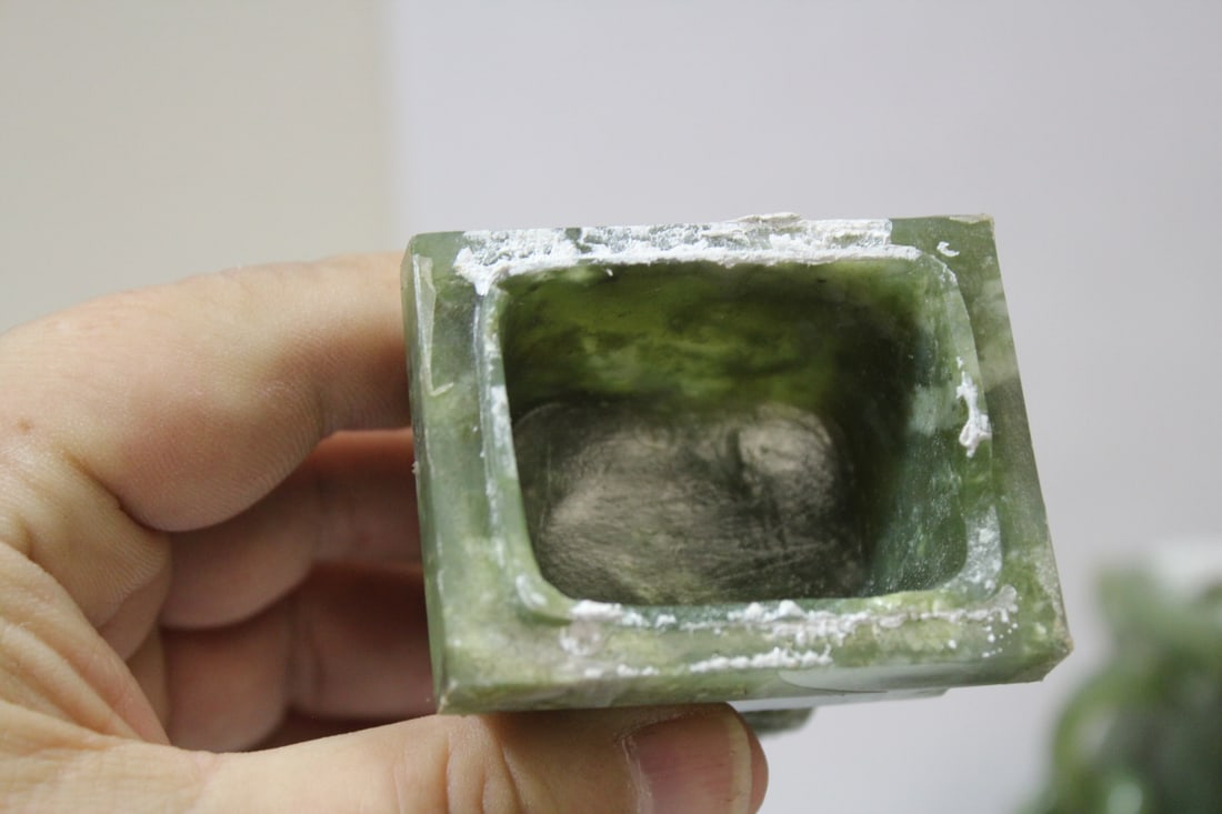 A Spinach Jade Chinese Urn - 11