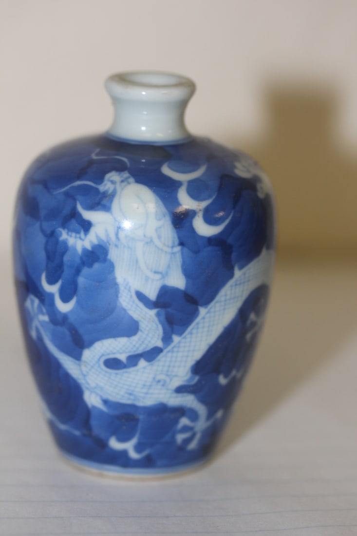 Dragon Motief Porcelain Snuff Bottle: blue and white - signed - Chinese - please note: no stopper - 2 5/8' tall
